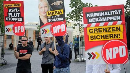 Die NPD-Anhänger nahmen sich dagegen geradezu versprengt aus: Nur ein paar waren gekommen.