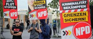Die NPD-Anhänger nahmen sich dagegen geradezu versprengt aus: Nur ein paar waren gekommen.