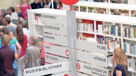 Kein Weg führt zur VHS. Wegweiser in der sanierten Bibliothek am Kanal.