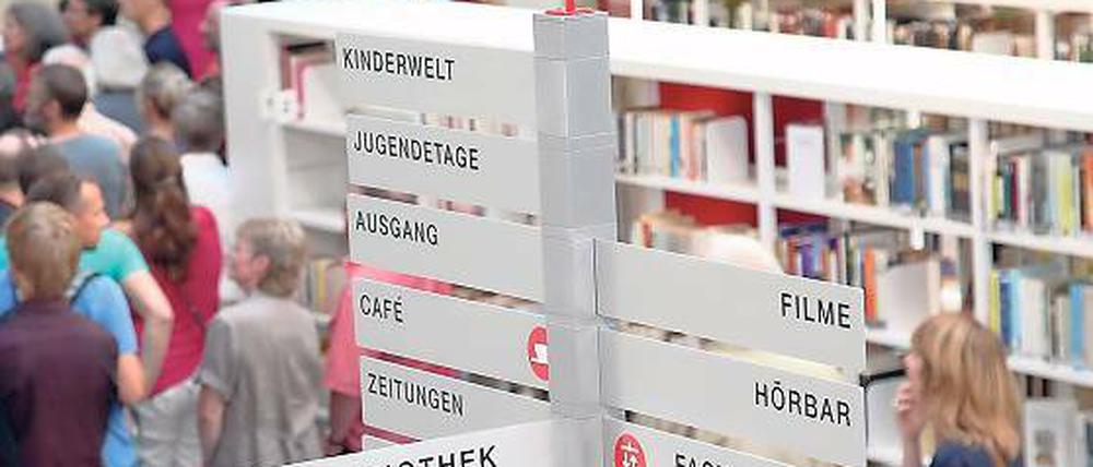 Kein Weg führt zur VHS. Wegweiser in der sanierten Bibliothek am Kanal.