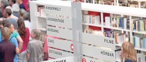 Kein Weg führt zur VHS. Wegweiser in der sanierten Bibliothek am Kanal.