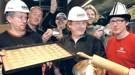 Männersache. Hier wird „Süsset für Jutet“ gebacken – von echten Kerlen.