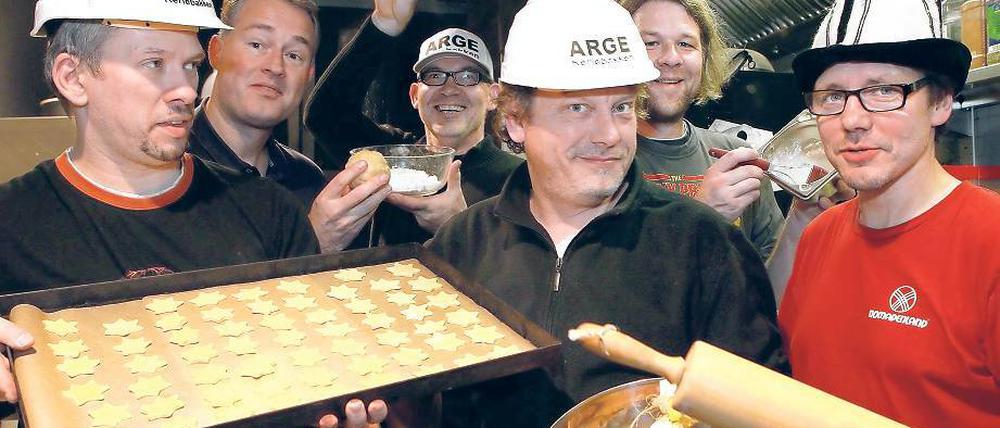 Männersache. Hier wird „Süsset für Jutet“ gebacken – von echten Kerlen.