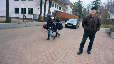 Beobachter im Dienst. Jürgen Lemke hadert mit der Verkehrssicherheit vor den Schulen der Region Teltow. Damit ist er nicht der Einzige. Ehrenamtler der Lokalen Agenda, von Bürgerinitiativen oder runden Tischen melden immer wieder Probleme an.