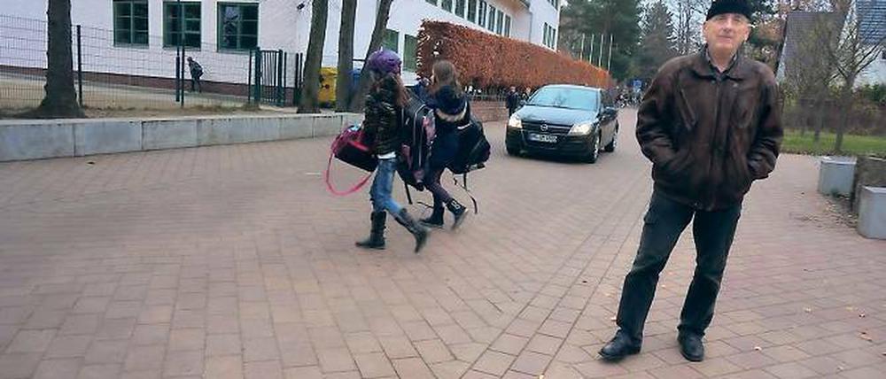 Beobachter im Dienst. Jürgen Lemke hadert mit der Verkehrssicherheit vor den Schulen der Region Teltow. Damit ist er nicht der Einzige. Ehrenamtler der Lokalen Agenda, von Bürgerinitiativen oder runden Tischen melden immer wieder Probleme an.
