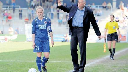 Ein gutes Team. Tabea Kemme freut sich nach ihrem Länderspieldebüt in Kroatien nun wieder bei ihrer Mannschaft um Trainer Bernd Schröder (r.) zu sein. Am Sonntag will sie mit Turbine in Cloppenburg die nächsten Punkte für die Meisterschaft holen.