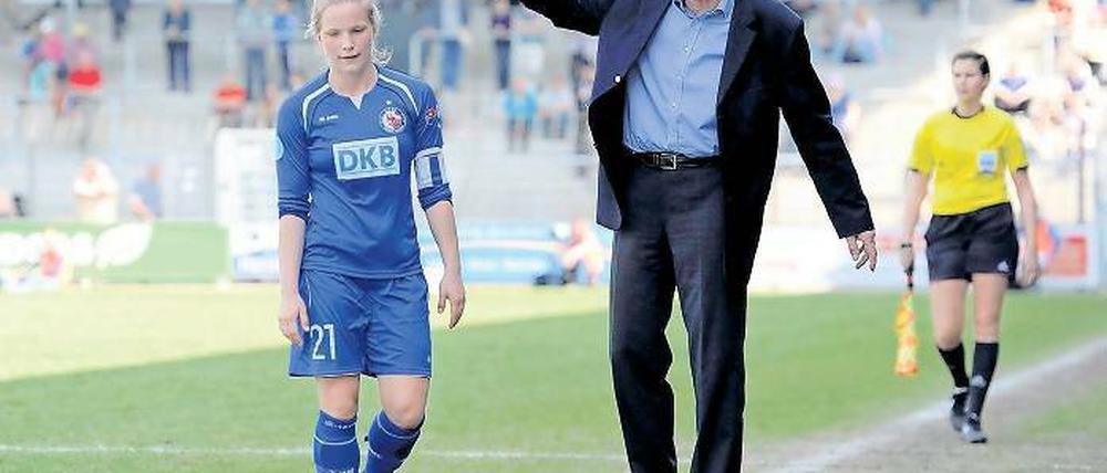 Ein gutes Team. Tabea Kemme freut sich nach ihrem Länderspieldebüt in Kroatien nun wieder bei ihrer Mannschaft um Trainer Bernd Schröder (r.) zu sein. Am Sonntag will sie mit Turbine in Cloppenburg die nächsten Punkte für die Meisterschaft holen.