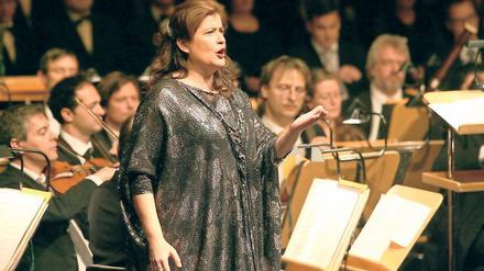 Gab dem Potsdamer Klassik-Publikum, wonach es verlangte: Verdi! Die Sopranistin Ana Häsler, zusammen mit ihren Kollegen Karen Frankenstein, Zurab Zurabishvili und Gary Martin, der Singakademie Potsdam und den Brandenburger Symphonikern auf der Bühne des Nikolaisaals.