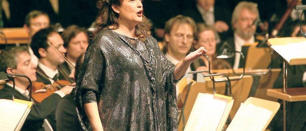 Gab dem Potsdamer Klassik-Publikum, wonach es verlangte: Verdi! Die Sopranistin Ana Häsler, zusammen mit ihren Kollegen Karen Frankenstein, Zurab Zurabishvili und Gary Martin, der Singakademie Potsdam und den Brandenburger Symphonikern auf der Bühne des Nikolaisaals.