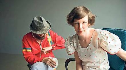 Gucken gerne aus dem Fenster zum Hof: Das Folkpop-Duo Anne von Keller und Jakob Dobers alias „Sorry Gilberto“