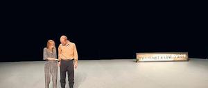 Näher zusammen geht nicht: Sie sind kein Paar und auf welches Ziel diese beiden, der schwedische Tänzer Johan Thelander und die Finnin Kristiina Viiala, zusteuern, bleibt in Gunilla Heilborns Tanz-Theater-Stück „This is not a love story“ offen.