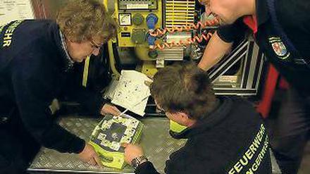 Einfach. Jeder Schritt der Reanimation ist auf dem Defibrillator abgebildet.