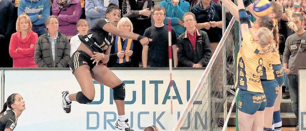 Abgehoben: Jessica Rivero wollte trotz einer Handverletzung unbedingt spielen und gab dem Spiel die entscheidene Wende.