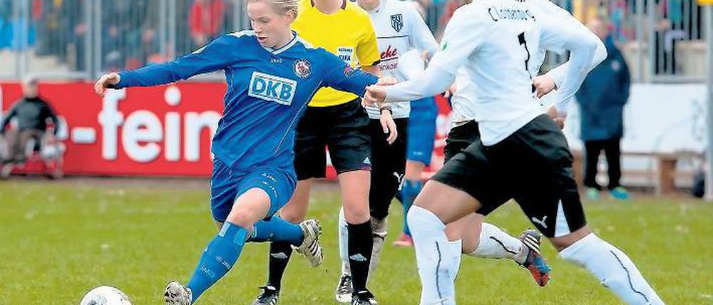Heftige Gegenwehr leisteten die Spielerinnen des BV Cloppenburg, sodass den Potsdamerinnen um Neu-Nationalspielerin Tabea Kemme viel Durchsetzungsvermögen verlangt war.