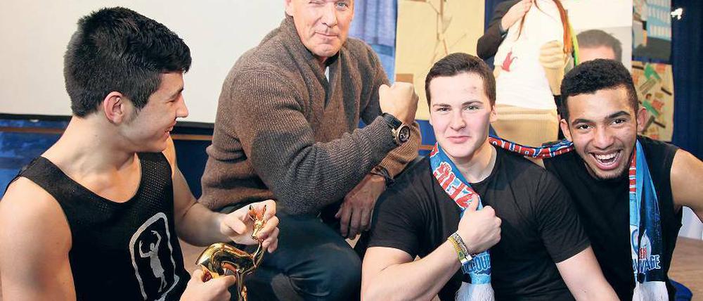 Kraft statt Gewalt: Ralf Möller mit Breakdancern der Steuben-Schule.