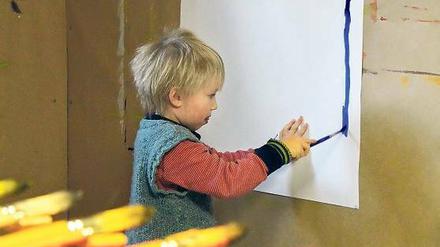 Strich für Strich. Die Malorte ähneln sich alle, ob in Paris oder Potsdam. An den Wänden werden Papierbögen befestigt, in der Mitte des Raumes steht ein Board mit Farbtöpfen und Pinseln und die Kinder oder Erwachsenen sollen einfach drauf losmalen.