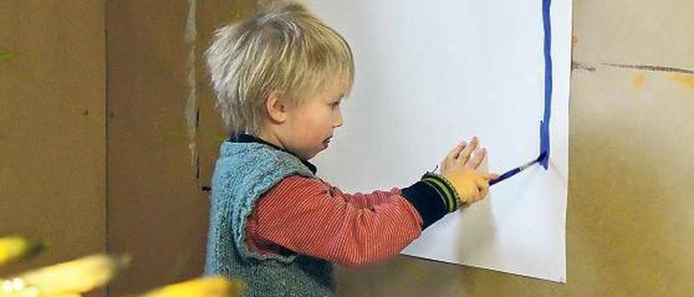 Strich für Strich. Die Malorte ähneln sich alle, ob in Paris oder Potsdam. An den Wänden werden Papierbögen befestigt, in der Mitte des Raumes steht ein Board mit Farbtöpfen und Pinseln und die Kinder oder Erwachsenen sollen einfach drauf losmalen.