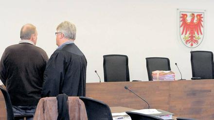 Milderes Strafmaß? Frank E. (l.) wartete gestern mit seinem Anwalt Matthias Schöneburg auf den Prozessbeginn.