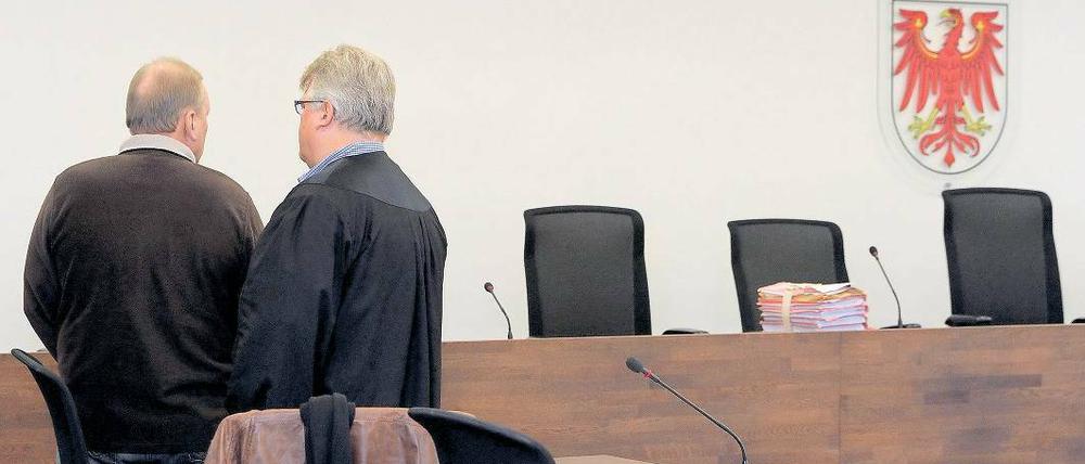 Milderes Strafmaß? Frank E. (l.) wartete gestern mit seinem Anwalt Matthias Schöneburg auf den Prozessbeginn.
