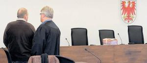 Milderes Strafmaß? Frank E. (l.) wartete gestern mit seinem Anwalt Matthias Schöneburg auf den Prozessbeginn.