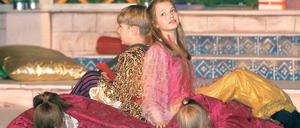 Verlieben sich: Yasmin Eichler als Prinzessin, Arthur Kowalski als Aladin.