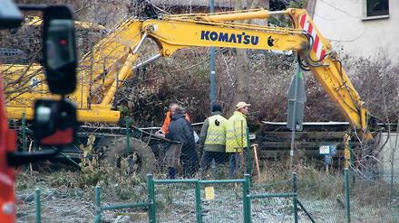 Gefahr auf der Baustelle. Ein Baggerfahrer hatte die Leitung mit der Schaufel aufgerissen.