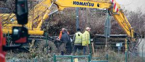 Gefahr auf der Baustelle. Ein Baggerfahrer hatte die Leitung mit der Schaufel aufgerissen.