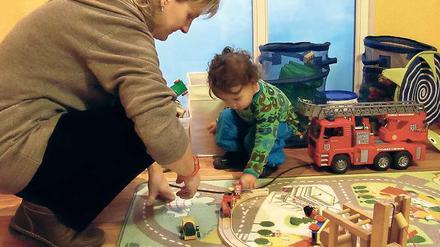 Familiäres Miteinander. Manches Spielzeug haben Eltern beigesteuert, Einmischung ist erwünscht.