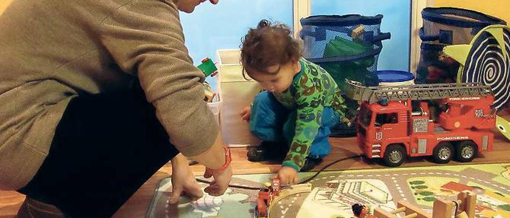 Familiäres Miteinander. Manches Spielzeug haben Eltern beigesteuert, Einmischung ist erwünscht.