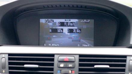 Geschehen im Blick. Der Videowagen der Autobahnpolizei hat nicht nur Kameras an Bord, sondern auch zwei Systeme, die Tempo und Abstände von Autos erfassen. Aufgezeichnet wird in Berlin aber nur, wenn die Polizisten einen konkreten Anlass sehen.