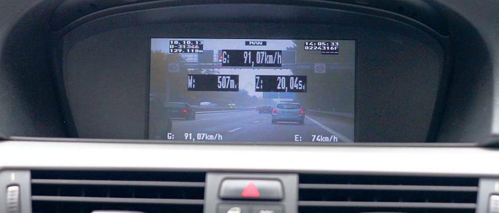 Geschehen im Blick. Der Videowagen der Autobahnpolizei hat nicht nur Kameras an Bord, sondern auch zwei Systeme, die Tempo und Abstände von Autos erfassen. Aufgezeichnet wird in Berlin aber nur, wenn die Polizisten einen konkreten Anlass sehen.