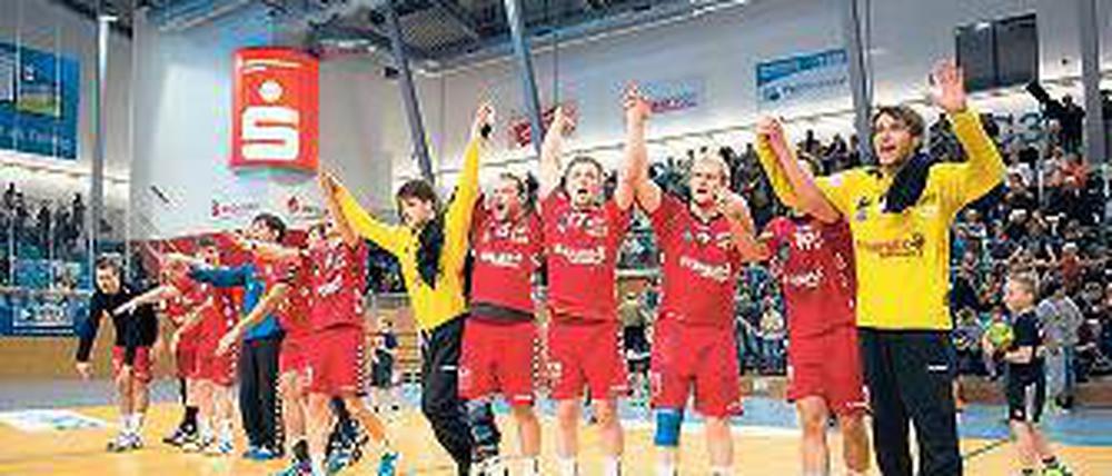 Jubel. Nils Jürschke (Nr. 4; Mitte) freut sich mit seinem Team über den Sieg.