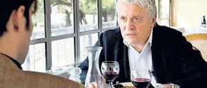 Aus der Ahnung wird Gewissheit. Felix (Henry Hübchen, r.) und Thomas (Max Simonischek) lernen sich zufällig kennen und kommen über Frauen ins Gespräch. Bis Felix erkennt, dass sie beide von der gleichen Frau sprechen.