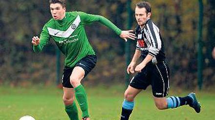 Zweikampf. T. Wisniowski (l., 74) im Duell mit Michendorfs A. Weimer.