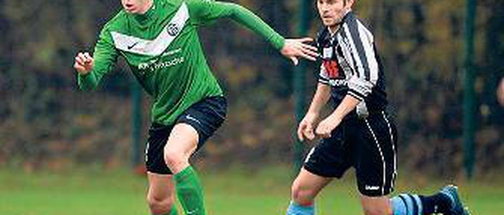Zweikampf. T. Wisniowski (l., 74) im Duell mit Michendorfs A. Weimer.
