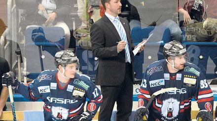 Ideen gesucht. Trainer Jeff Tomlinson rätselt über die Auswärtsschwäche der Eisbären.