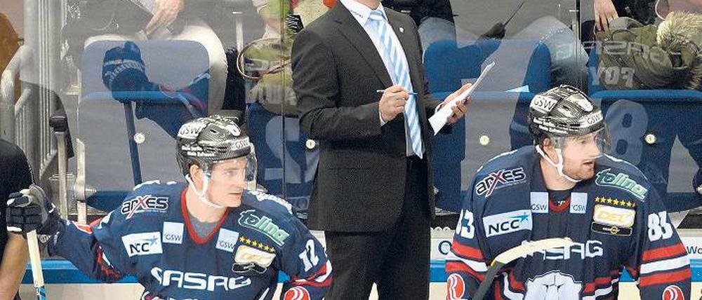 Ideen gesucht. Trainer Jeff Tomlinson rätselt über die Auswärtsschwäche der Eisbären.