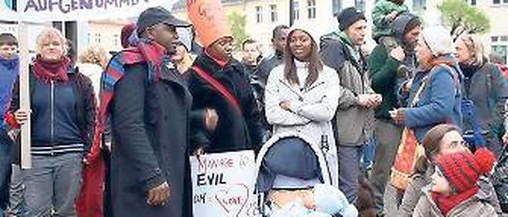 Kreativ. Der etwas andere Hut – Flüchtlinge hatten Transparente aufgesetzt.