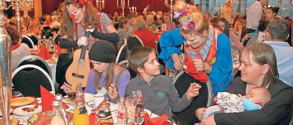 Festtagsstimmung. Die Awo organisiert wieder eine Weihnachtsfeier für bedürftige Familien im Dorint-Hotel. Dafür werden noch Spenden gebraucht.