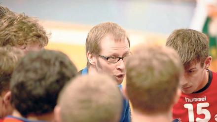 Gelassenheit und Ruhe. Trainer Jens Deffke bringt den VfL Potsdam schafft es bisher immer wieder sein VfL-Team trotz personeller Ausfälle so einzustellen, dass es seinen Gegnern auf Augenhöhe begegnet.