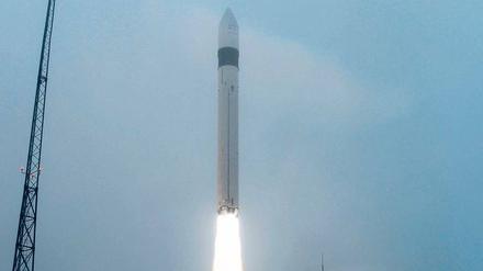 Startup. GFZ-Chef Hütl und Harald Schuh und GFZ-Departmentleiter Harald Schuh verfolgen den Start der Rakete.