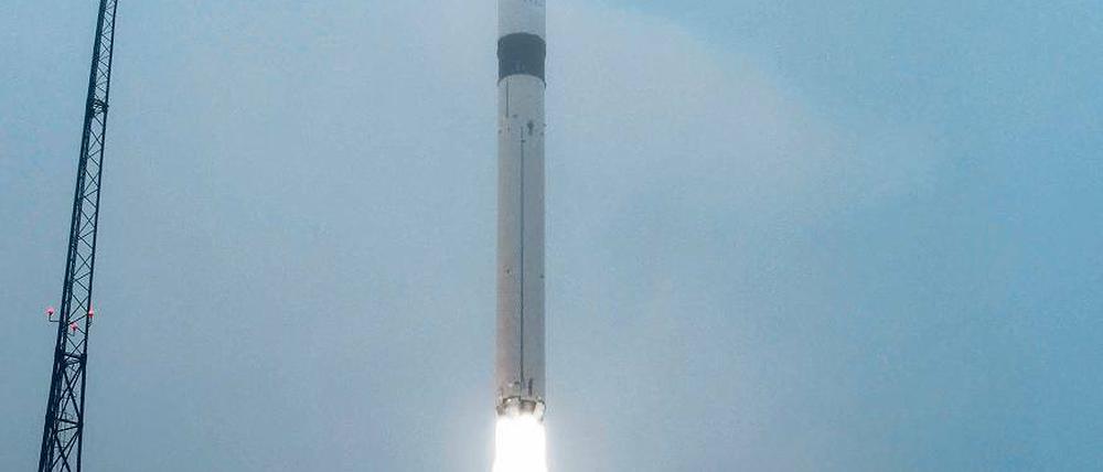 Startup. GFZ-Chef Hütl und Harald Schuh und GFZ-Departmentleiter Harald Schuh verfolgen den Start der Rakete.