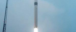 Startup. GFZ-Chef Hütl und Harald Schuh und GFZ-Departmentleiter Harald Schuh verfolgen den Start der Rakete.