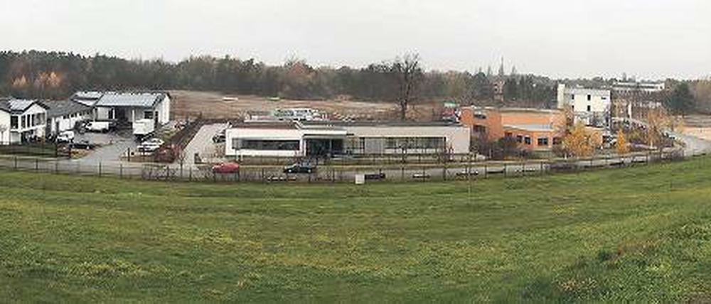 Gewerbepark am Stolper Berg. Am Fuße der stillgelegten Mülldeponie will die Post ein Verteilzentrum errichten. Das könnte viel Verkehr in den Ort bringen, eine Ansiedlung in Stahnsdorf aber wohl noch mehr.