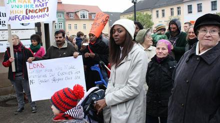 Kreativ. Der etwas andere Hut – Flüchtlinge hatten Transparente aufgesetzt.