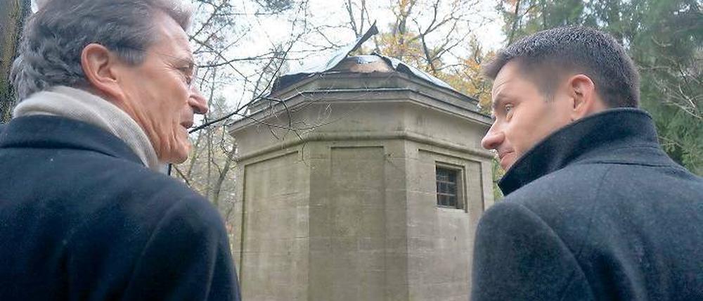 Spendenaufruf. Alt-Bischof Wolfgang Huber (l.) und Friedhofsverwalter Olaf Ihlefeldt haben dazu aufgerufen, den Südwestkirchhof in Stahnsdorf mit Spendengeldern zu unterstützen. Nach einer beispiellosen Serie von Kupferdiebstählen fehlen 100 000 Euro, um den Schaden an den historischen Mausoleen zumindest notdürftig zu reparieren.