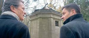 Spendenaufruf. Alt-Bischof Wolfgang Huber (l.) und Friedhofsverwalter Olaf Ihlefeldt haben dazu aufgerufen, den Südwestkirchhof in Stahnsdorf mit Spendengeldern zu unterstützen. Nach einer beispiellosen Serie von Kupferdiebstählen fehlen 100 000 Euro, um den Schaden an den historischen Mausoleen zumindest notdürftig zu reparieren.
