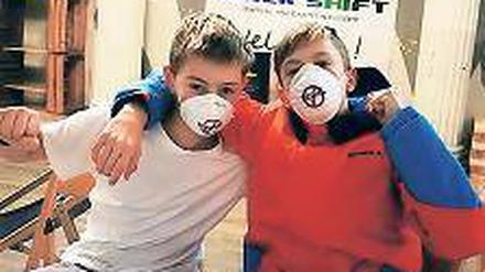 Gegen Kohlesmog geschützt. Die Masken sind für den Protest bereit.