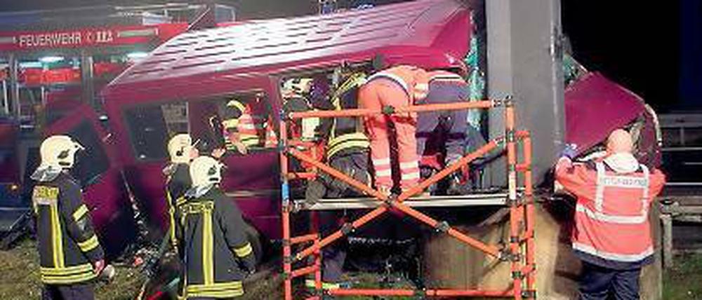 Schwierige Rettung. Die Feuerwehr musste eine Mitfahrerin befreien.