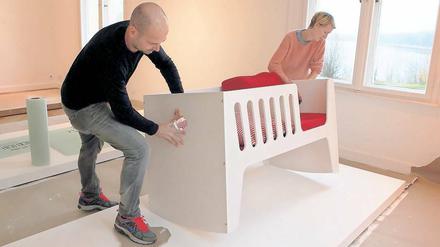 Wächst mit. Das Design-Kinderbett kann bis zu sieben Jahre lang benutzt werden. Es ist Bett und Schaukelstuhl zugleich.